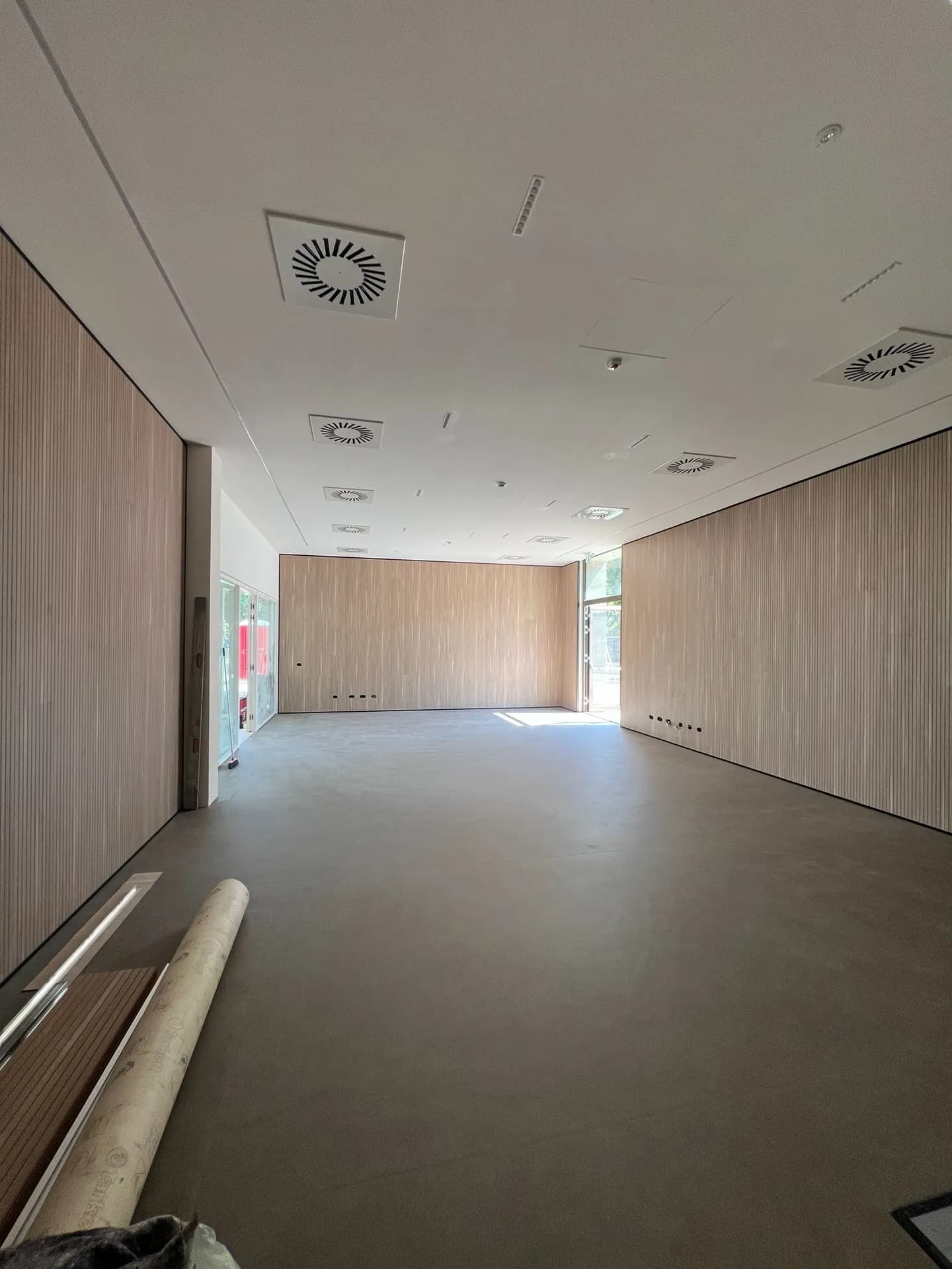 Sala con rivestimento in legno e controsoffitto