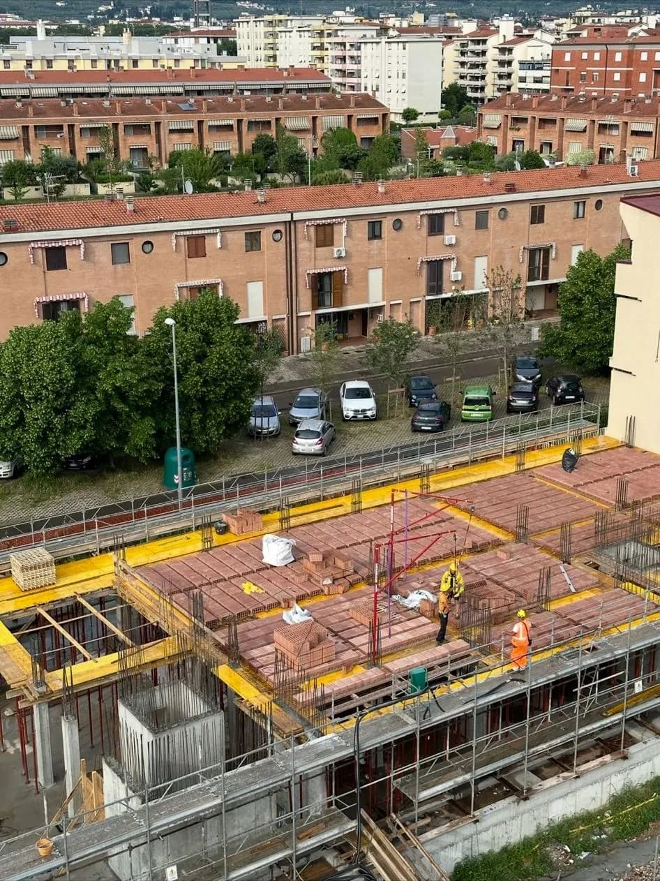 Vista aerea del solaio con armature in posa